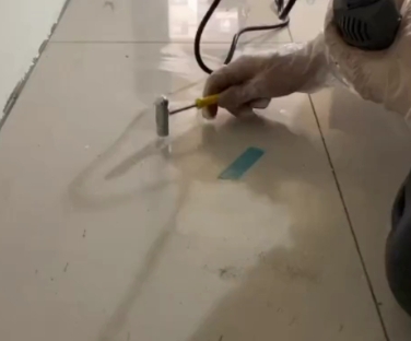 涡阳瓷砖开裂维修公司专业分享瓷砖在铺贴前如果没有沥干水分，将会导致以下问题