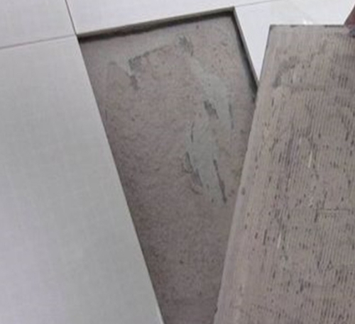 涡阳瓷砖空鼓维修公司分享瓷砖铺贴时如果打浆（即涂抹在瓷砖背面和基层上的砂浆或瓷砖胶）过少，会带来以下问题
